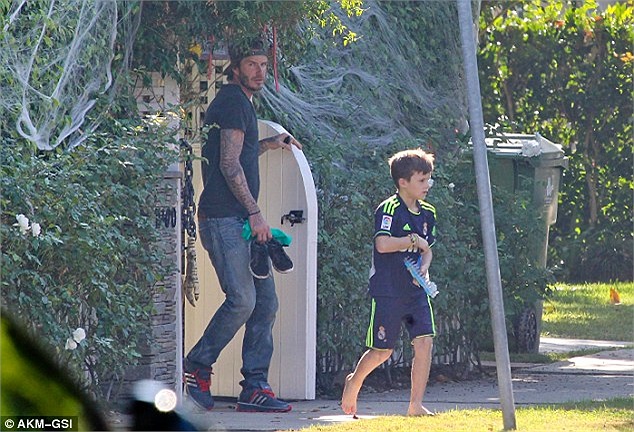 Beckham đưa bé Cruz đi tập bóng