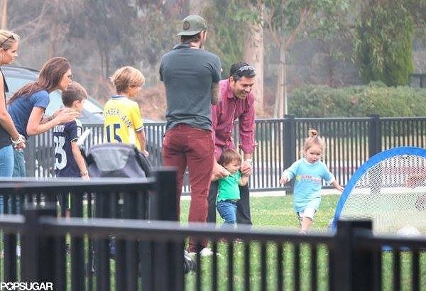 Cả gia đình Beckham thường xuyên đi chơi cùng nhau. Bé Harper được chiều chuộng và cho thử sức với bóng đá