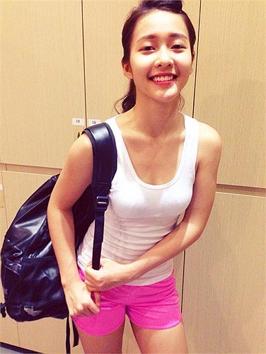 Diện bộ đồ mang phong cách đường phố, Khả Ngân tươi rói khoe vẻ đẹp dịu dàng nhưng cũng rất gợi cảm