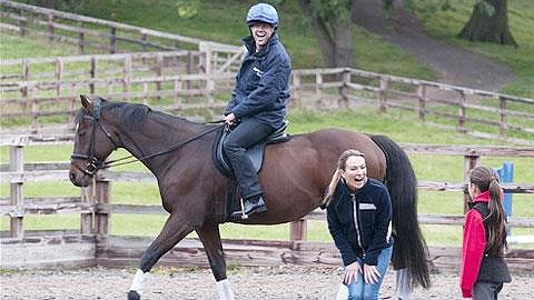 Owen tập làm nài ngựa. Ngoài trang trại ngựa đua, Owen còn nhiều bất động sản sinh lời khác.