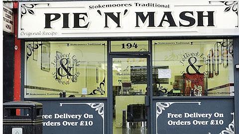 Mẹ Terry phải trầy trật bán bánh ở cửa hàng này để kiếm sống qua ngày dù con trai bà có hàng triệu bảng trong tài khoản