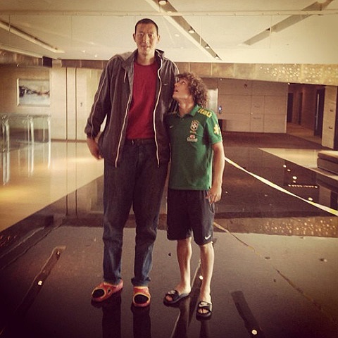 David Luiz quá bé nhỏ khi đứng cạnh cầu thủ bóng rổ người Trung Quốc Sun Mingming