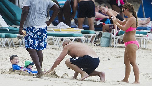 Coleen tranh thủ đưa hai con đi dạo biển trong lúc Rooney tập trung ở đội tuyển