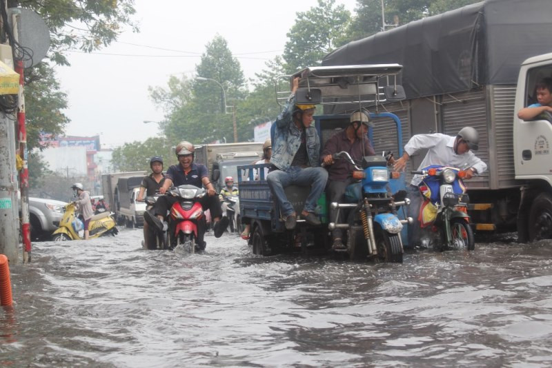 TP.HCM, ngập nước, Hòa Bình, trường học, học sinh, phụ huynh, nước bẩn, nước thối