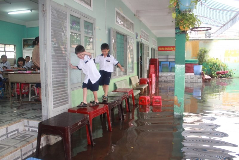 TP.HCM, ngập nước, Hòa Bình, trường học, học sinh, phụ huynh, nước bẩn, nước thối
