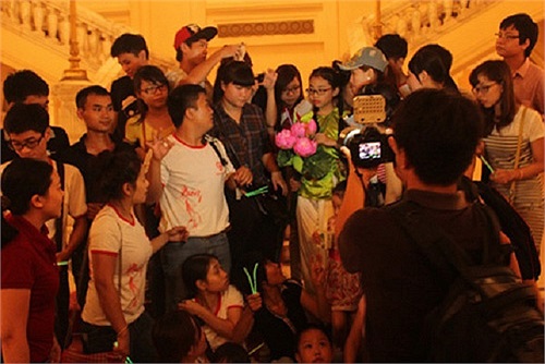 Các show ca nhạc cũng tận dụng cơ hội, tìm mọi cách mời Phương Mỹ Chi góp mặt.