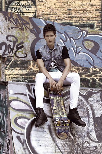 Văn Kiên tạo dáng ấn tượng.