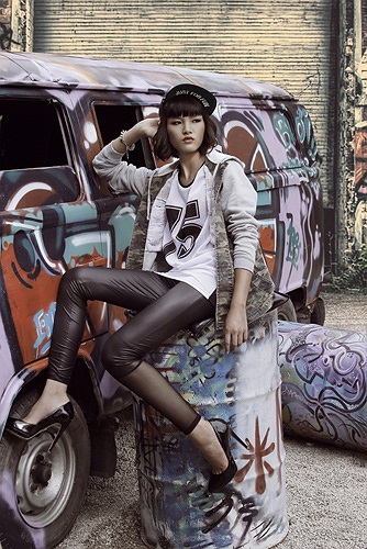 Chà Mi có vẻ là cô gái phù hợp với phong cách thời trang trẻ trung này nhất. Mái tóc ngắn cùng với chiếc nón cá tính khiến cô hiện đại và năng động hơn rất nhiều. 