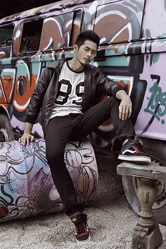 Anh Quân bụi bặm, mạnh mẽ.