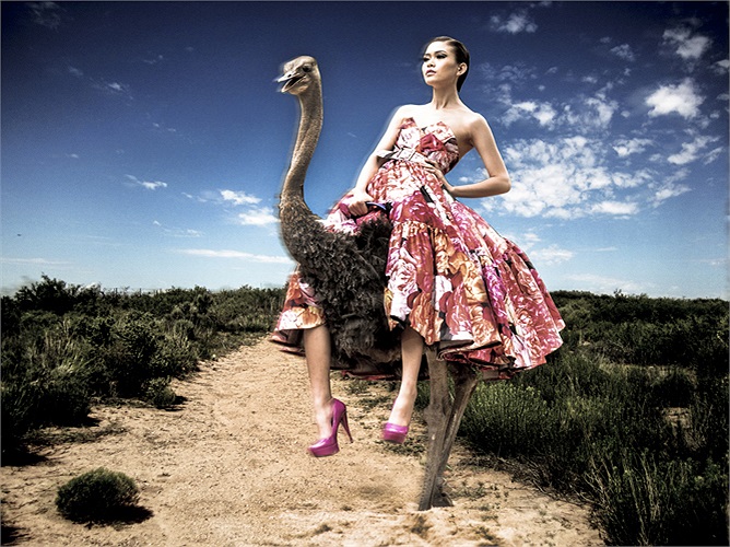 Mâu Thanh Thủy sau khi ngã đau phải chụp lần 2 mới có bức ảnh đẹp