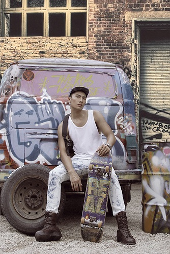 Trần Trung hóa thân thành những anh chàng mê lướt ván sành điệu.