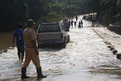 xe Innova, đập Khe Ang, ca nô, nước cuốn, 5 người mất tích