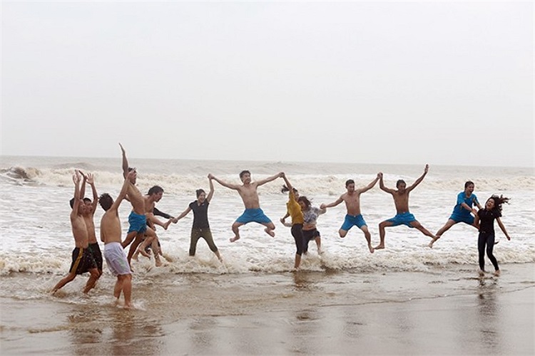 Nhiều bạn trẻ nô đùa tại biển Sầm Sơn, Thanh Hóa chiều 10/11 dù biết tin siêu bão Haiyan đang tiến dần về khu vực này.