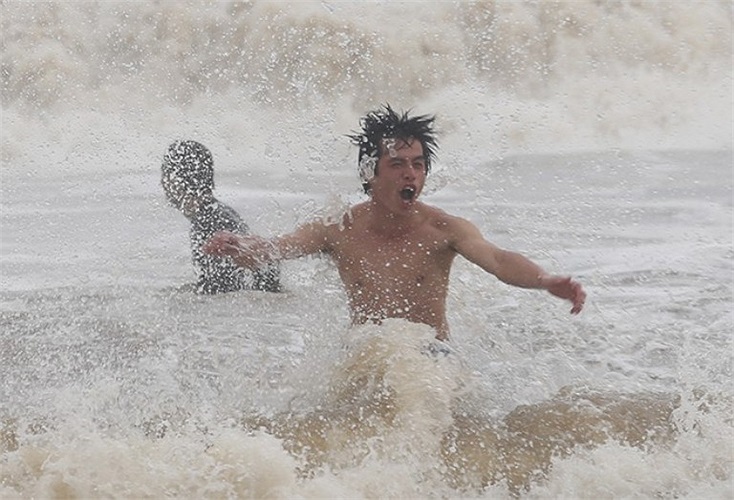 Họ tỏ vẻ khá thích thú đùa giỡn với những đợt sóng cao tới 2m. 