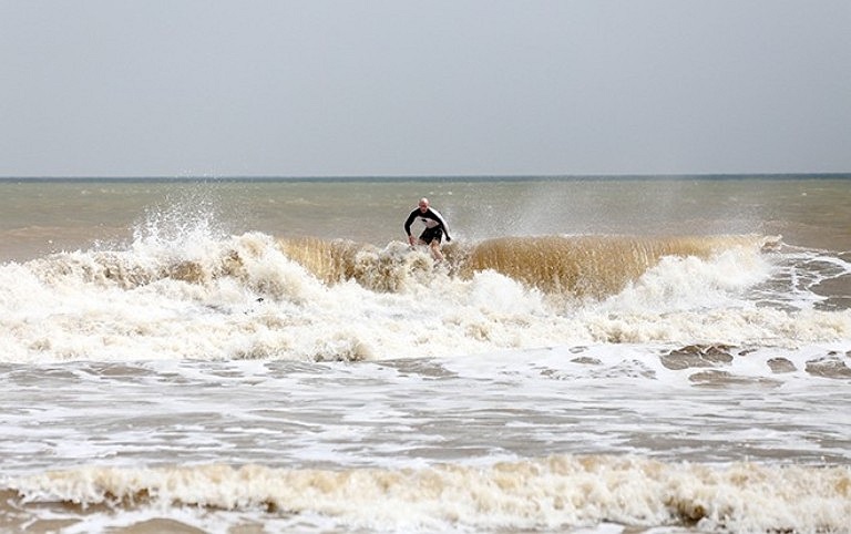 Nhiều du khách quốc tế lướt ván với những cột sóng cao.