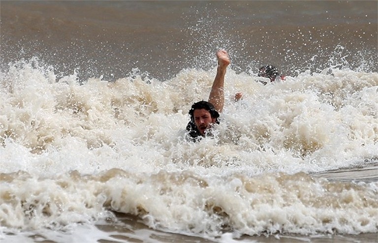 Rồi chìm nghỉm giữa sóng nước.