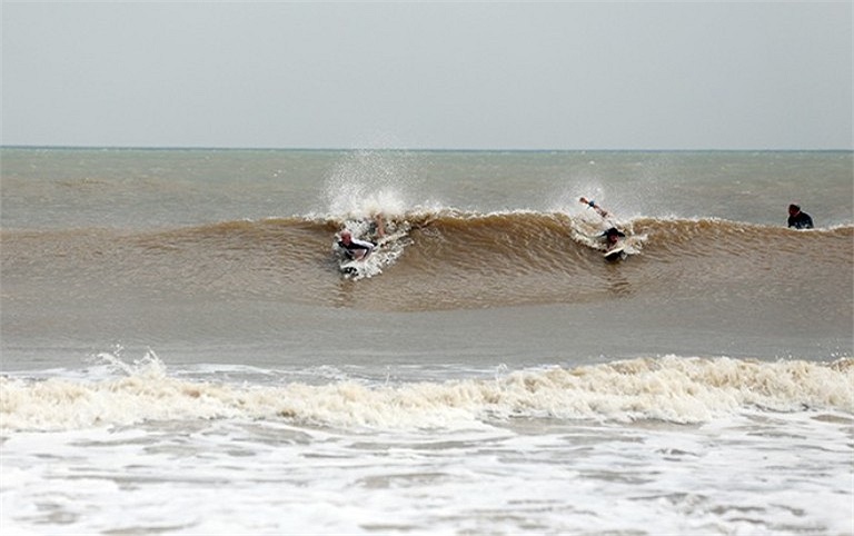 Thậm chí còn tổ chức thi đua bơi trên cột sóng biển. 