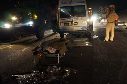 Lực lượng chức năng khám nghiệm hiện trường vụ tai nạn