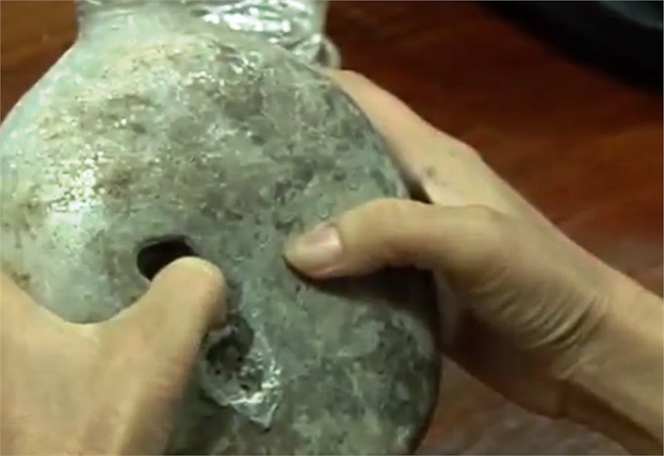 Những vết khắc tên, tuổi trên những bi-đông tìm được trong mộ liệt sỹ giả được Phòng Khoa học hình sự tỉnh Quảng Trị kết luận là những dấu vết mới, được làm cách thời điểm phát hiện chưa lâu. 