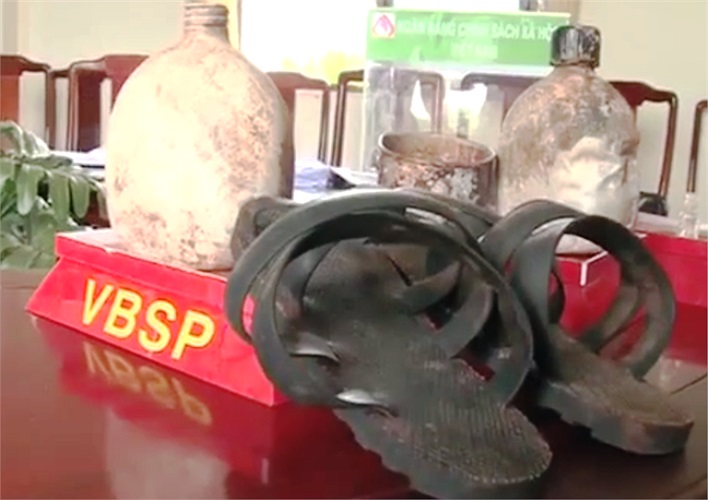 Vụ việc vợ chồng Nguyễn Thanh Thúy - Mẫn Thị Duyên (từng có 10 năm tiền án) cấu kết với Ngân hàng CSXH làm giả mộ liệt sỹ đang khiến dư luận xôn xao, bất bình.