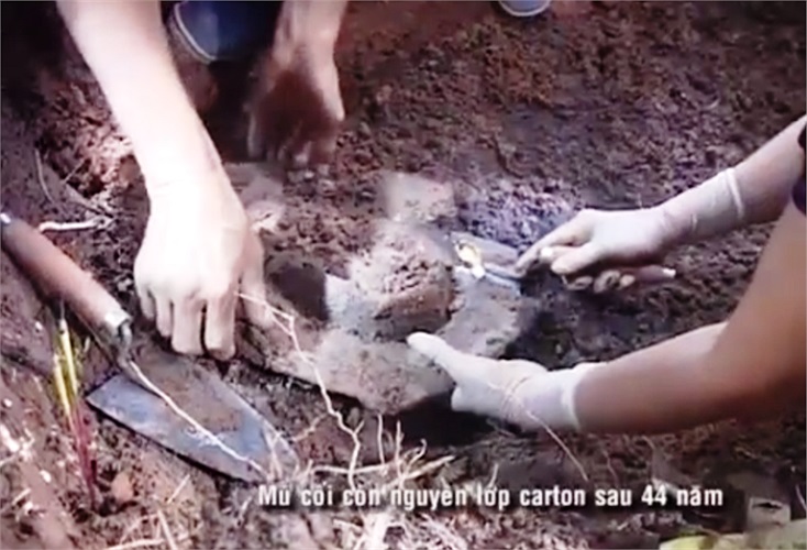 Kèm theo những mẩu xương là món đồ được cho là di vật chôn cùng liệt sỹ. Trong ảnh là một chiếc mũ cối đào được trong mộ một liệt sỹ đã hi sinh 44 năm về trước. 