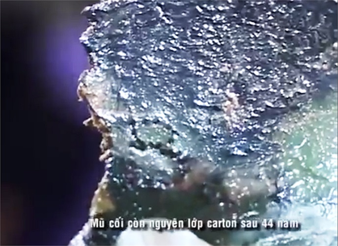 Sau 44 năm, những mảnh xương tìm được đều mục nát, nhưng lớp giấy carton bồi trong chiếc mũ cối tìm được vẫn còn nguyên vẹn. 