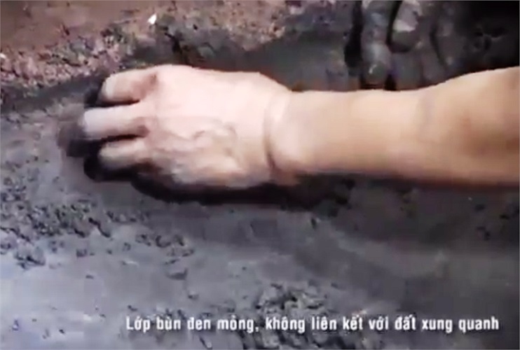 Lớp bùn đen được nhà tâm linh 'phán' rằng đó là da thịt của liệt sỹ hóa thành cũng là một điểm vô lý. Lớp bùn này còn mới, được rải ở phía trên và không liên kết với đất xung quanh. 