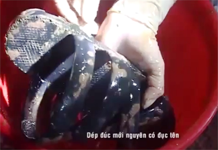 Đặc biệt, đôi dép cao su có đục tên được cho là của liệt sỹ khi đào được còn mới tinh...