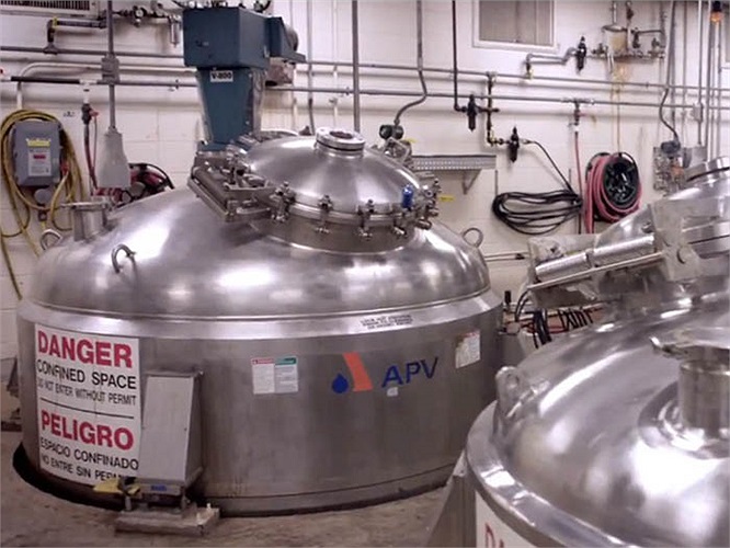 Đúng như tên gọi, cao su tự nhiên được tích trữ trong các thùng lớn