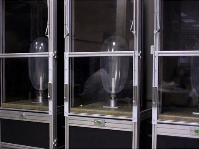 Công nhân sẽ thử nghiệm mức độ giãn, đàn hồi của bao cao su bằng cách thổi không khí vào như quả bóng bay.