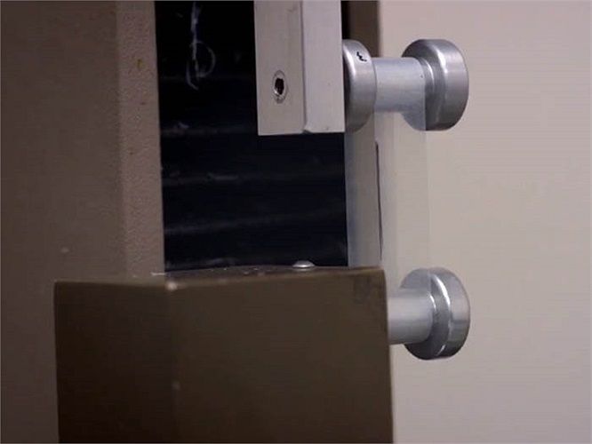 Bài kiểm tra độ bền bằng cách kéo giãn theo chiều rộng của bao. Bao cao su đạt tiêu chuẩn sẽ rộng tới 750% kích thước ban đầu của chúng.