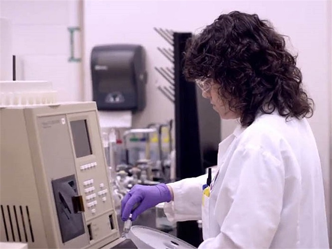 Một số bao cao su được lấy ngẫu nhiên kiểm tra phản ứng hóa học để không gây hiệu ứng xấu lên da. 