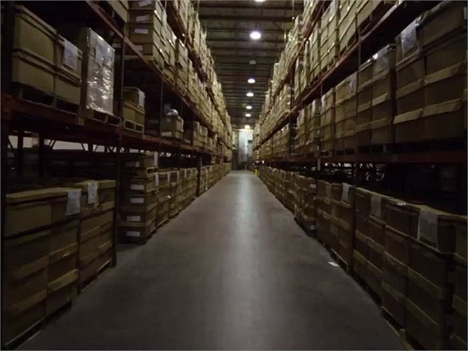 Từng thùng bao cao su chuyển tới kho hàng để sẵn sàng đưa ra thị trường. 