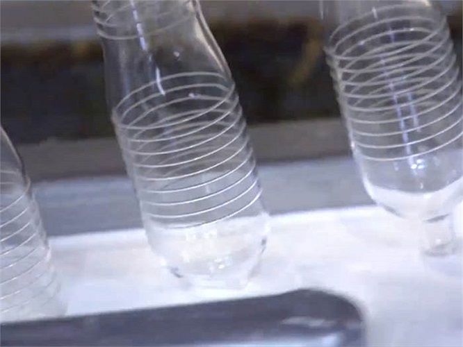 Giai đoạn tạo hình cho bao cao su bắt đầu bằng các khuôn thủy tinh đủ kích thước tùy loại bao mà dây chuyền tạo ra. 