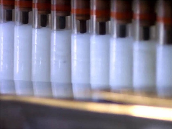 Khoảng 3000 khuôn chạy ngang qua dòng cao su bên dưới 2 lần để tạo ra lớp cao su vừa đủ mỏng cần thiết. 