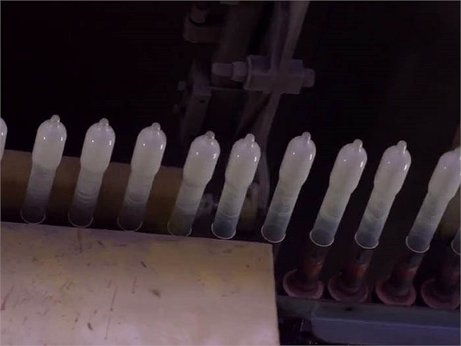 Sau đó, vòng cao su bên dưới cùng được tạo hình.