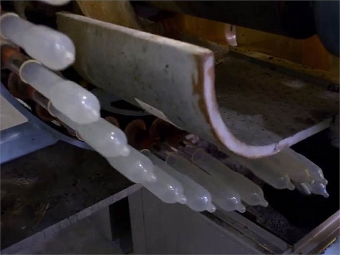 Tiếp theo, bao cao su được nhúng vào dung dịch cao su hòa tan để tạo cảm giác mịn màng.