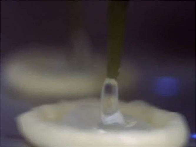 Trước đó, bao cao su được tiêm thêm chất bôi trơn.