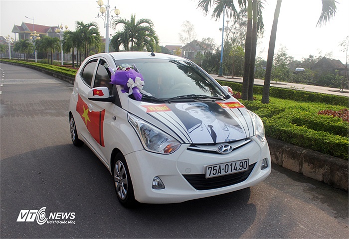 Đường 16-6 dẫn vào sân bay Đồng Hới. Chiếc xe con của một gia đình ở Đồng Hới dán di ảnh Đại tướng cùng hoa đi đón linh cữu Đại tướng ở sân bay.