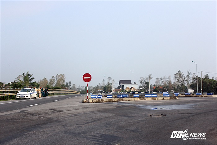 Tính từ sân bay Đồng Hới di chuyển theo quốc lộ 1A khoảng 5km là điểm ngã ba đường tránh quốc lộ, đây cũng điểm đầu địa phận của huyện Bố Trạch. 