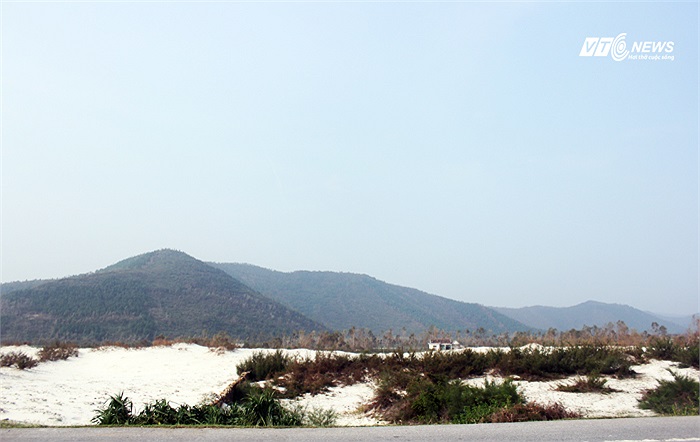 Cồn cát trắng bên quốc lộ 1A. Một hình ảnh đặc trưng của quê hương Đại tướng.