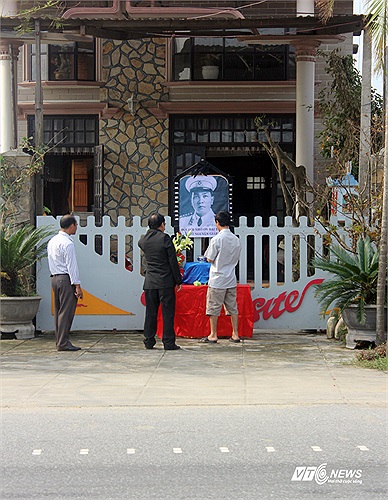 Gia đình ông Trần Đình Tĩnh, ở thôn Thanh Vinh, Thanh Trạch lập bàn thờ Đại tướng ở bên ngoài cổng, chờ đón linh cữu Đại tướng đi qua. 