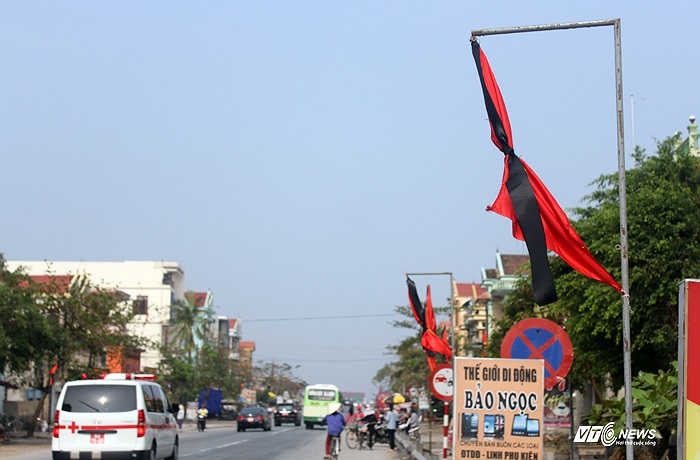 Cờ rủ treo trên đường 1A, đoạn qua xã Thanh Trạch.