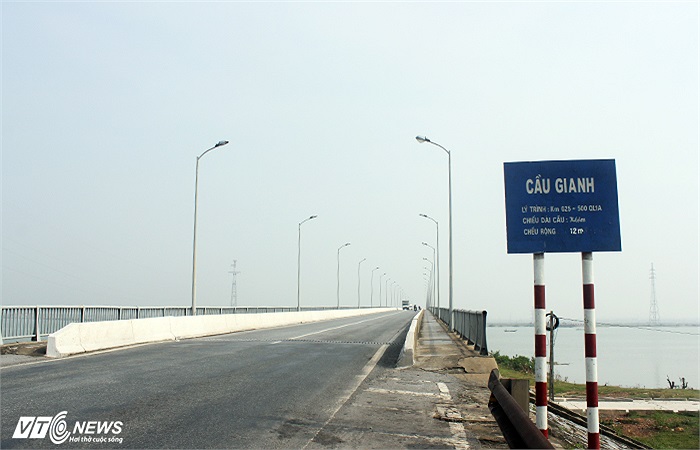 Cầu Gianh có chiều dài gần 800m, là nơi giáp ranh giữa hai huyện Bố Trạch và huyện Quảng Trạch. Qua hết cầu là đến địa phận huyện Quảng Trạch.