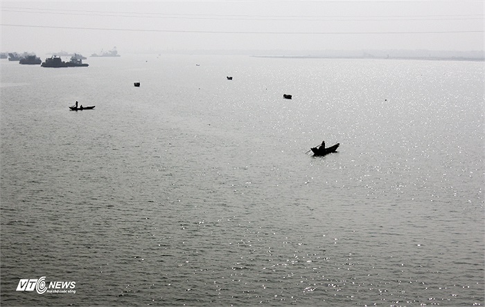 Sông Gianh sớm nay lặng lẽ như chờ tiễn Người Anh hùng dân tộc Võ Nguyên Giáp về với đất mẹ Quảng Bình.