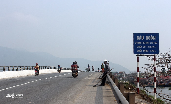 Từ cầu Gianh, qua thị trấn Ba Đồn, Quảng Trạch đi 14 km nữa là tới cầu Ròn thuộc xã Quảng Hưng. 