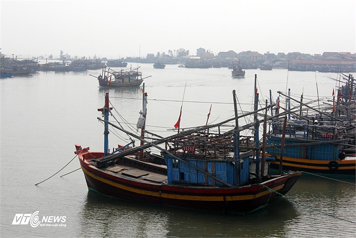 Từ trên cầu Ròn thấy cả một làng chài treo cờ rủ tiễn Đại tướng.