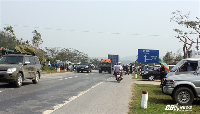 Cuối cùng là ngã ba quốc lộ 1A, Đảo Yến - Vũng Chùa. Từ ngã ba này đi 2km là vào nơi an táng Đại tướng. (Hà Thành: Thực hiện)