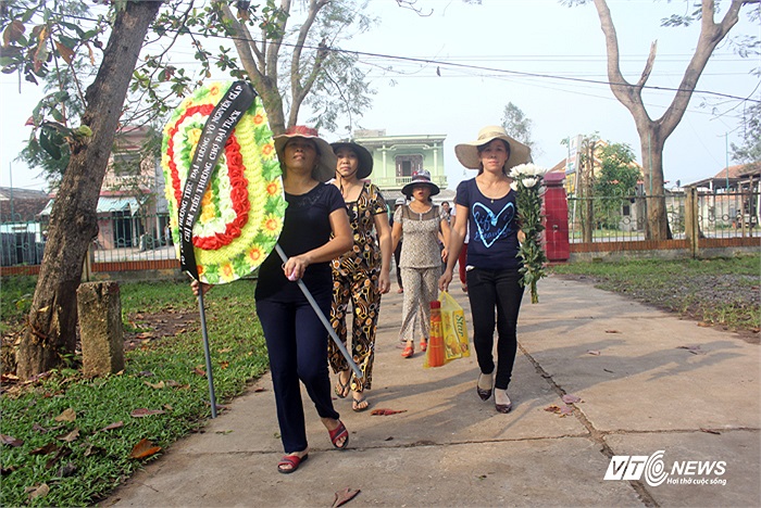 Đồng bào xã Đại Trạch, Bố Trạch mang vòng hoa viếng Đại tướng tới trụ sở UBND chờ đón linh cữu Đại tướng đi qua.