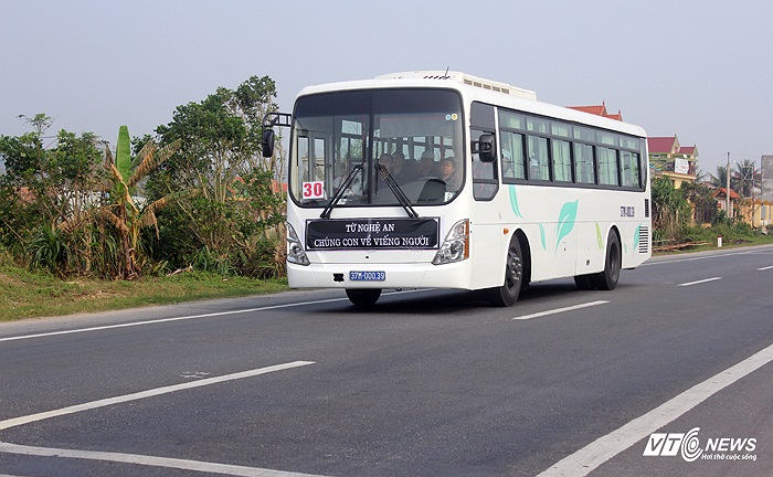 Một chiếc xe chở đồng bào từ Nghệ An vào quê Đại tướng trên quốc lộ 1A đoạn qua Đồng Trạch, huyện Bố Trạch.